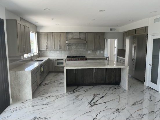 Gray kitchen with marble-look porcelain floor